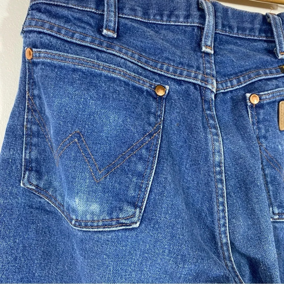 Wrangler Distressed Blue Jeans - Picture 10 of 10